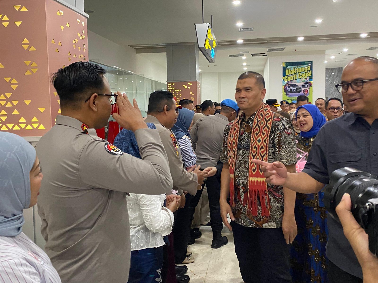 Kapolda Sulbar Irjen Pol Totok Suharyanto Tiba di Bandara Padang