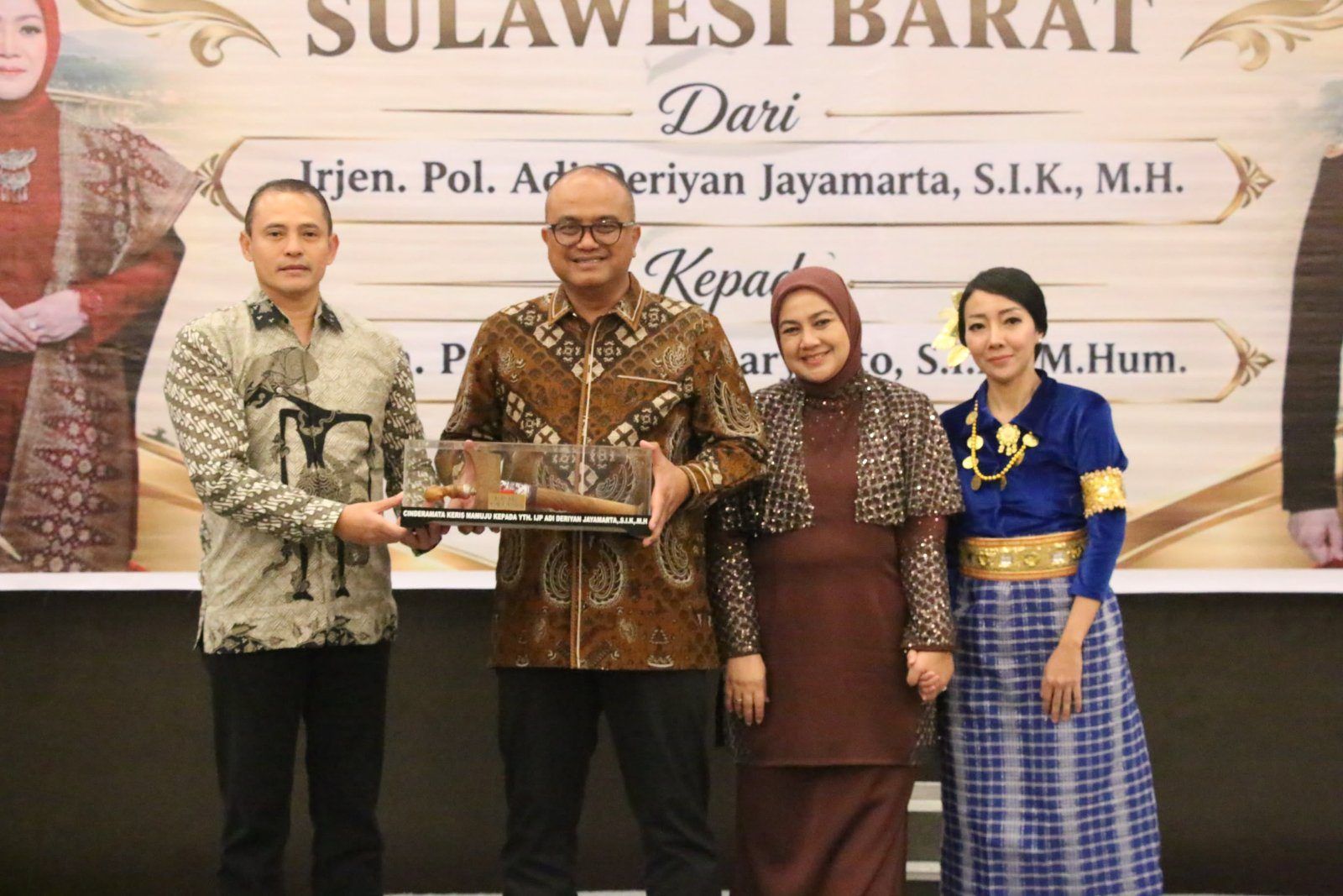 Malam Kenal Pamit, Kapolresta Mamuju Hadiahkan Keris Raja Mamuju ke Irjen Pol Adi Deriyan